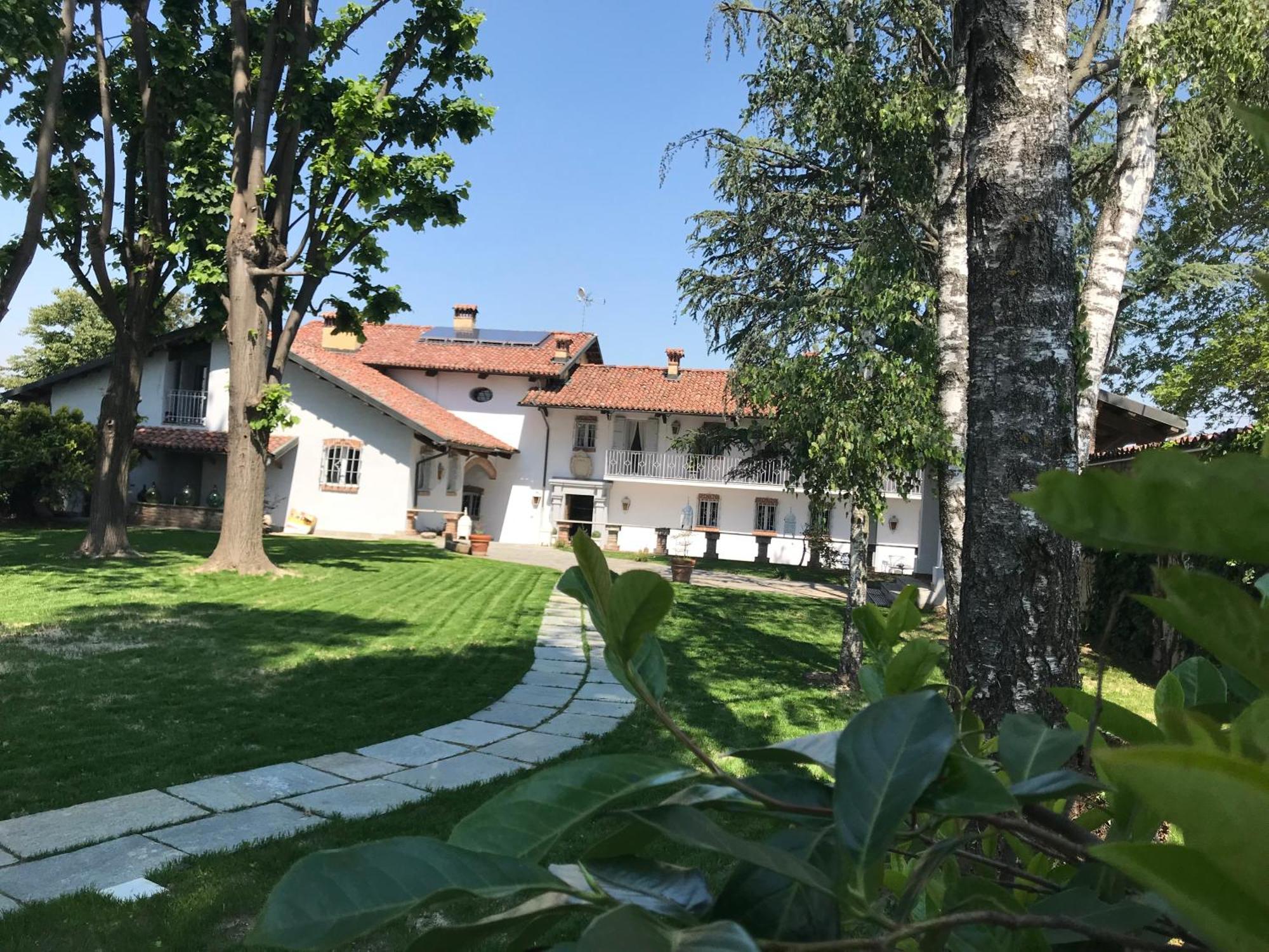 Antica Villa Cuneo- Guest House - "B&B E Non Un Hotel A Cuneo" Bagian luar foto
